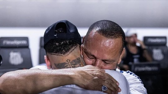 Pai de Neymar faz apelo ao filho: 'Continue a jogar futebol'