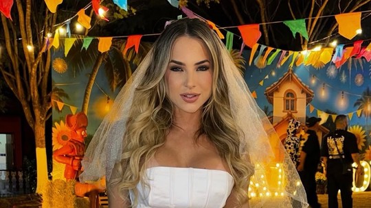 Ex-BBB, Gabi Martins se veste de noiva em arraiá e diz estar pronta para casar