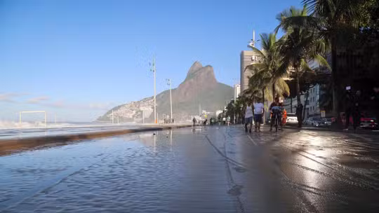 Rio tem a madrugada mais fria do ano e ressaca invadindo o calçadão do Leblon