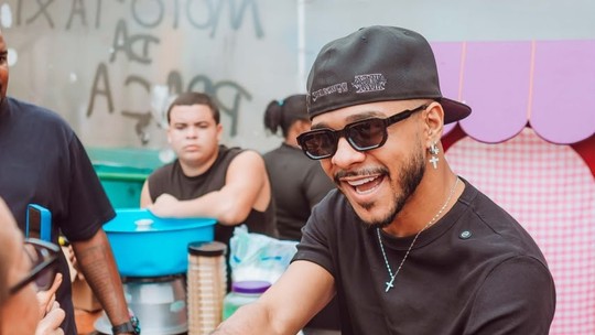 Cantor Fabinho distribui mais de mil brinquedos no Dia das Crianças