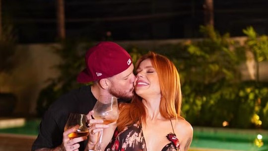 Ferrugem surpreende e pede namorada em casamento durante festa de aniversário